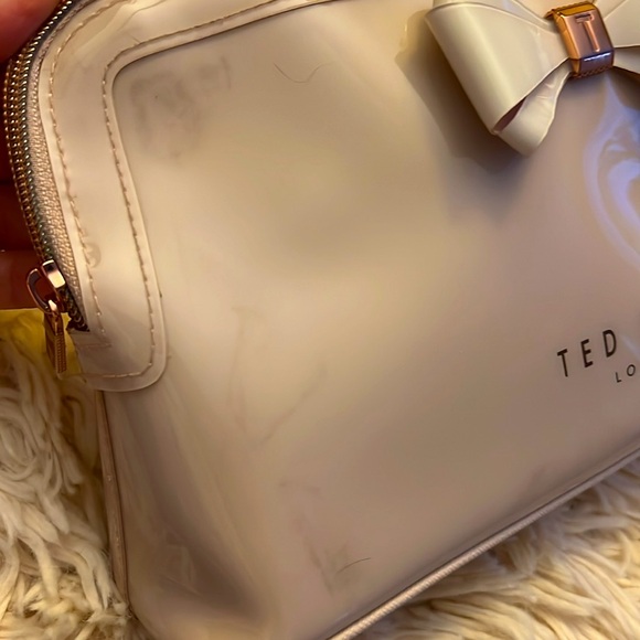 TED BAKER TAUPE PATENT BOW MAKEUP BAG - Picture 8 of 10
